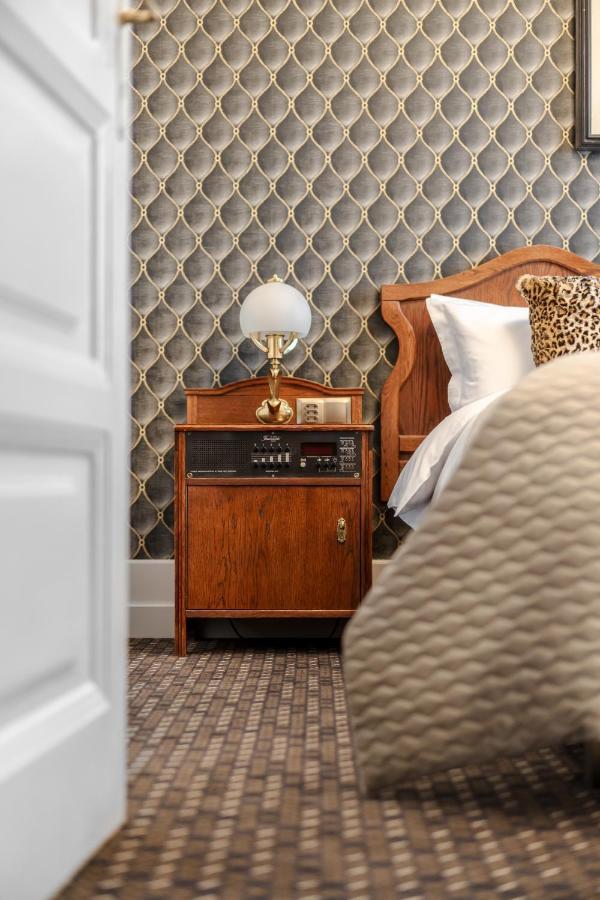 Hotel H15 Francuski Old Town - Destigo Hotels Krakov Exteriér fotografie A 1930s radio in a bedroom