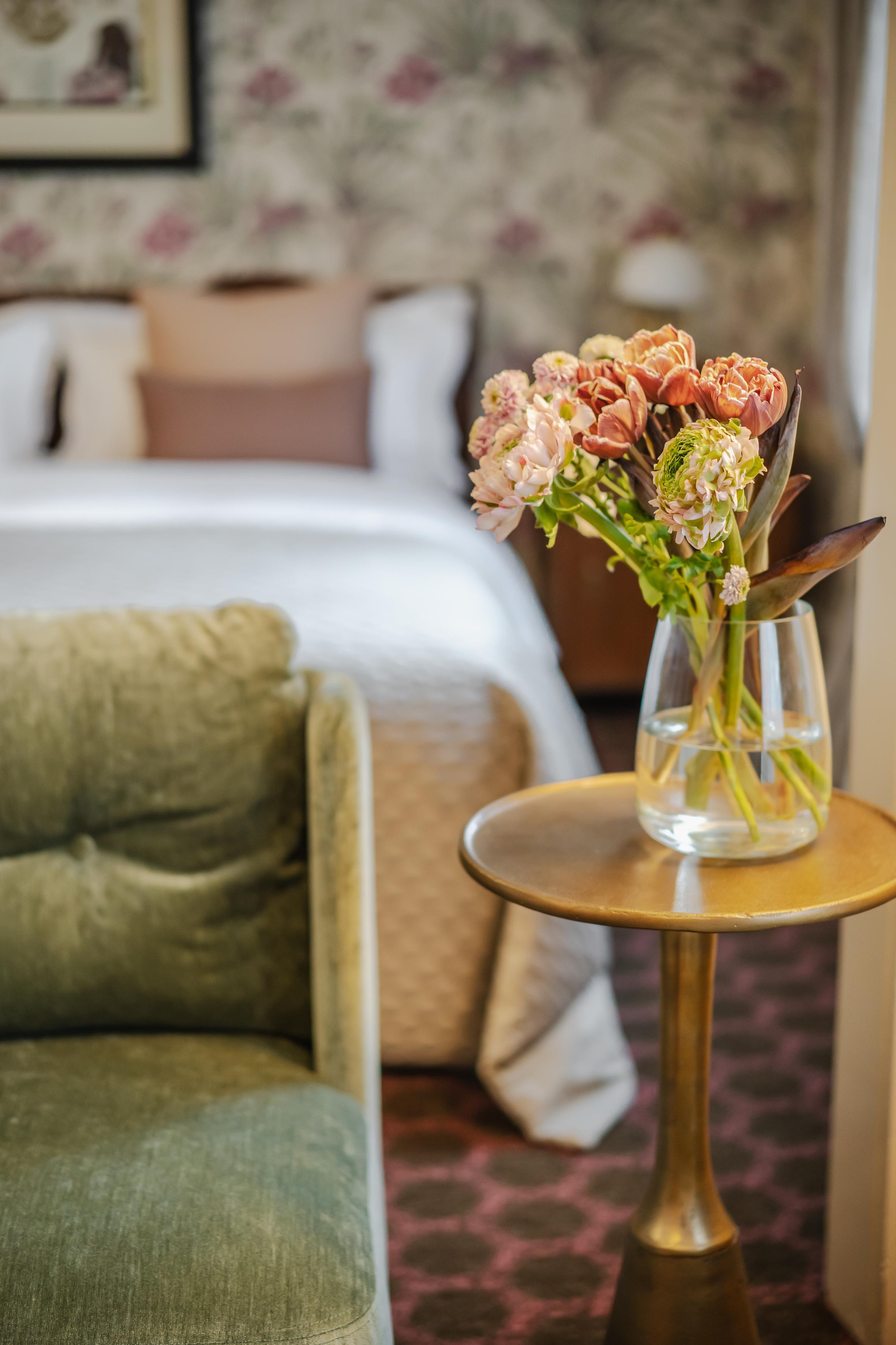 Hotel H15 Francuski Old Town - Destigo Hotels Krakov Exteriér fotografie A vase of flowers on a side table