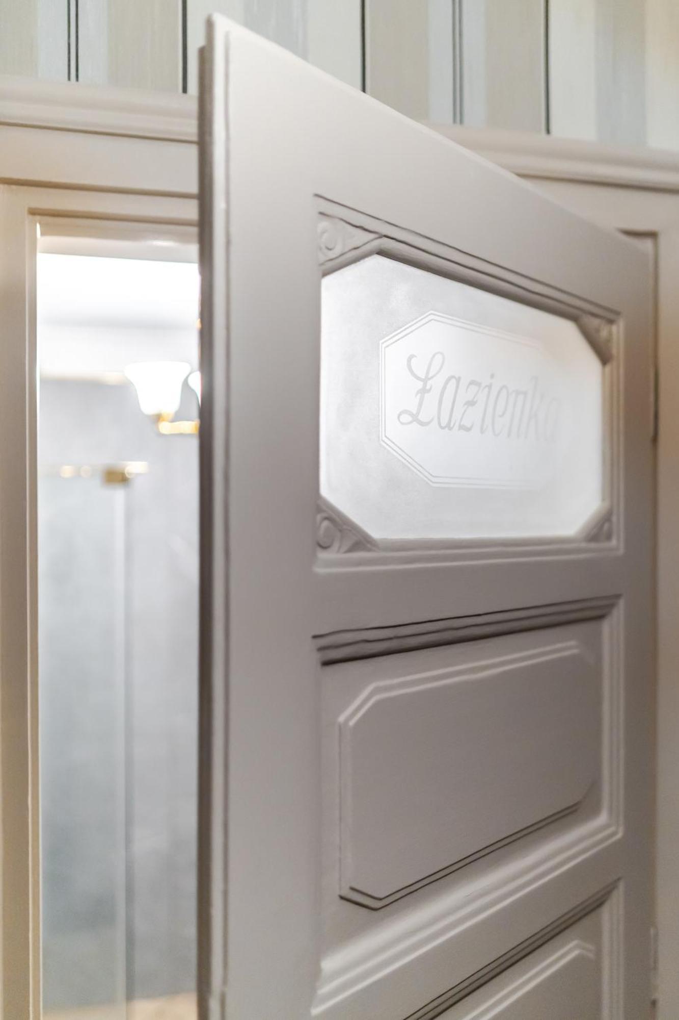 Hotel H15 Francuski Old Town - Destigo Hotels Krakov Pokoj fotografie The door of the station