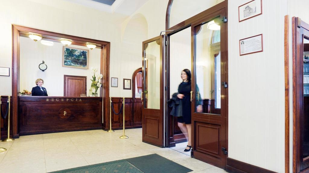 Hotel H15 Francuski Old Town - Destigo Hotels Krakov Exteriér fotografie A doorman holding open a door for a guest